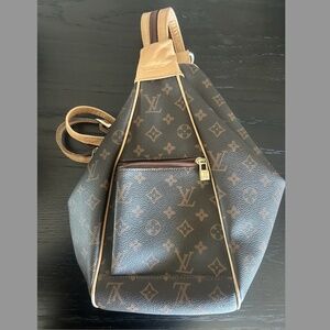LOUIS VUITTON MONOGRAM CANVAS WOMEN'S BACKPACK/BAG, ZIPPER HANDLE.